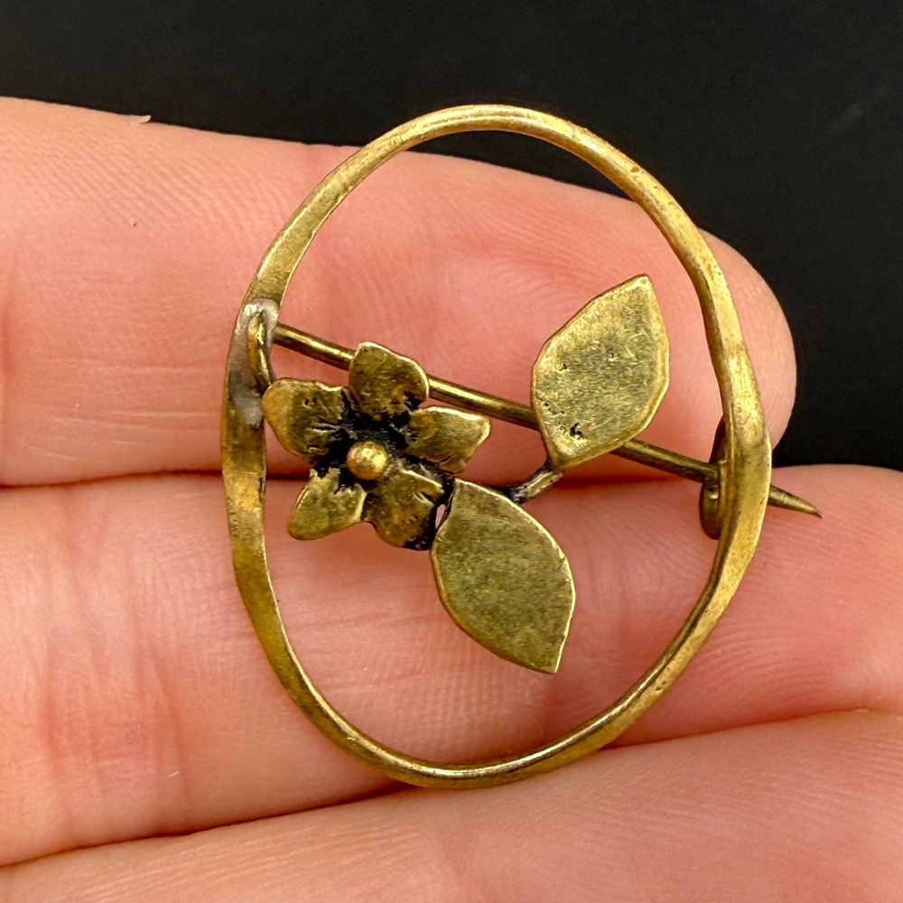 Vintage Victorian Flower Leaf Oval Brooch Gold Tone Pin